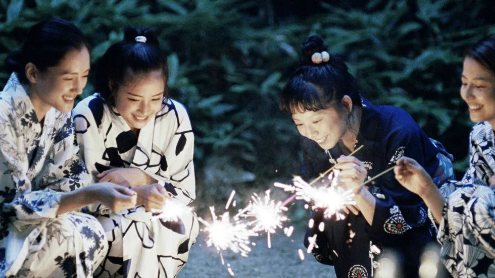 Systrar. Fyra japanska systrar skapar sig en egen familj i "Systrarna".