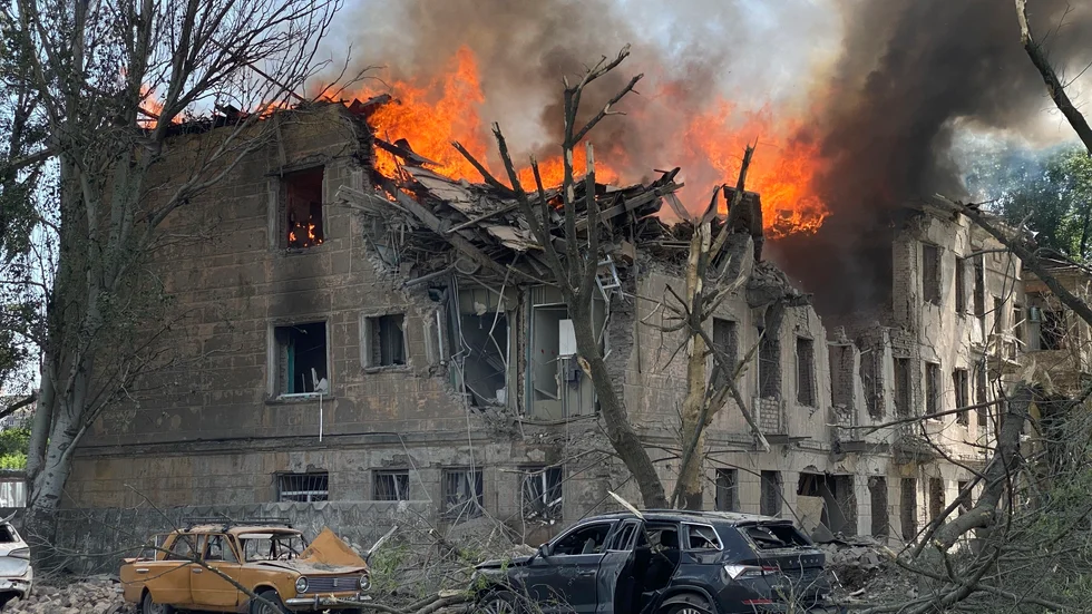 En stor brand behövde släckas efter att vårdinrättningen i Dnipro träffades i ett ryskt robotanfall.
