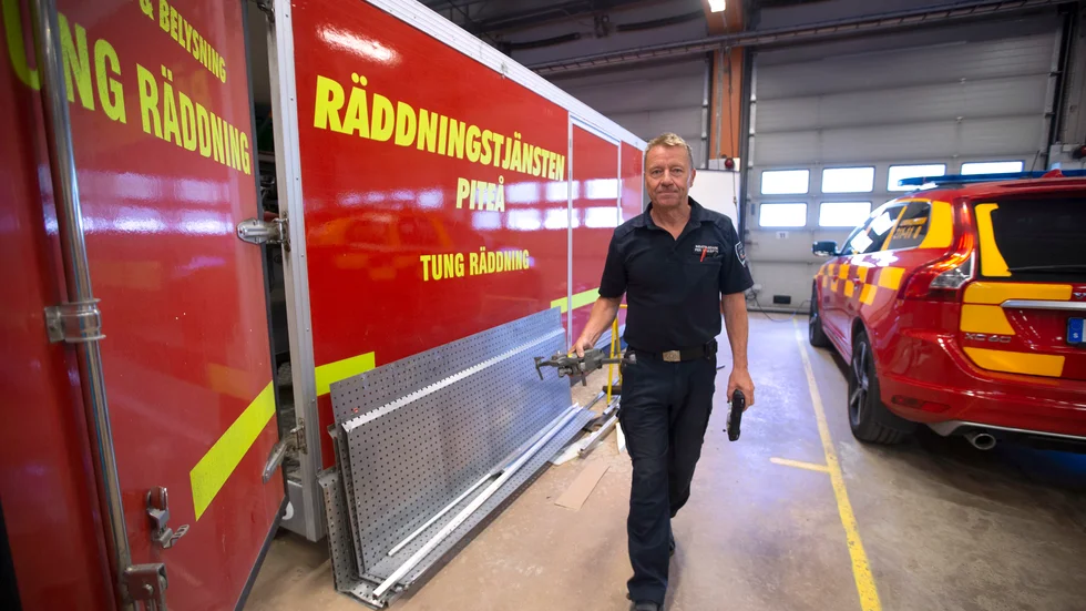 Per Isaksson, räddningsledare på Räddningstjänsten Piteå Älvsbyn, håller i den nya drönaren med IR-kamera. "Den är jättebra, vi kan se genom rök och ju rödare punkterna är på displayen desto varmare är det", säger han. 