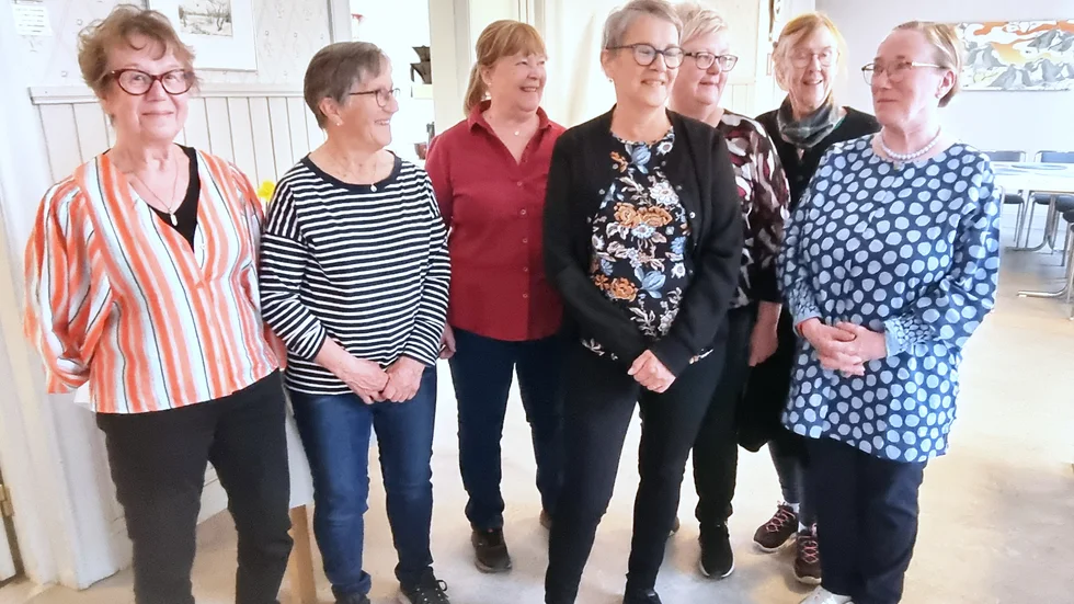 På bilden ses ordförande Seija Björk (till vänster) tillsammans med styrelsen och ledarna.