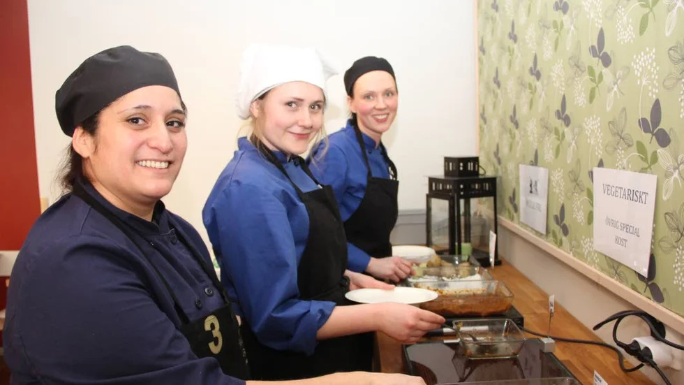 Kvalitetsmat. Det är viktigt att barnen lär sig att äta schysst mat och att ta ansvar för vår omvärld, säger Alexandra Nygård. Frv Anna Rask, Sara Öfverberg och Alexandera Nygård arbetar i matsalen på S:ta Maria Alsike.