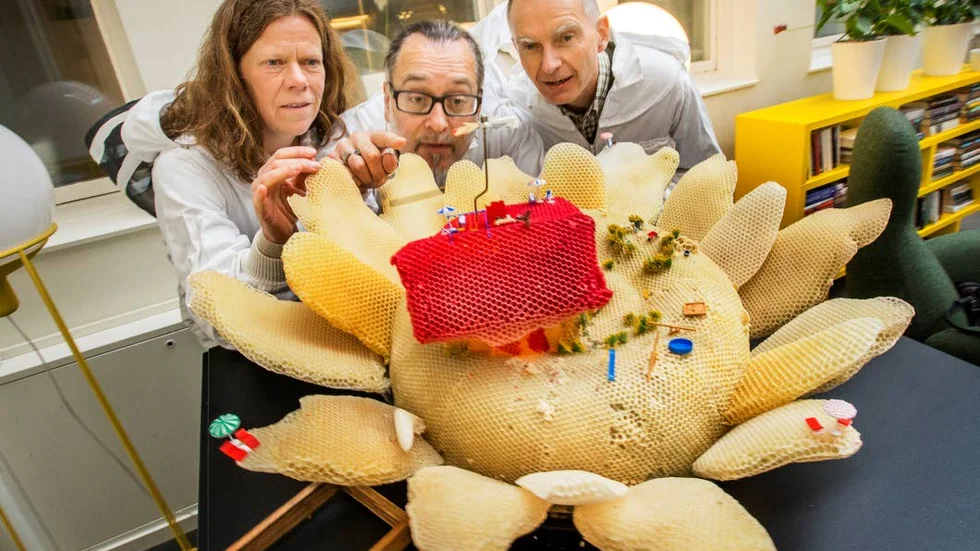 Bikonst. Anna Blomlöf, Martin Lima de Faria och Thomas Blomlöf är biodlarna och konstnären som samrbetat med bina för att skapa ”Flower Power bee art”.