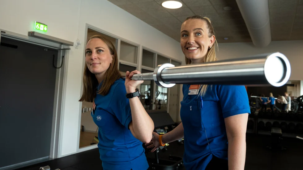 Malin Hamrin och Josefin Eriksson arbetar som  fysioterapeuter på kvinnohälsan och gynekologiska mottagningen i Linköping och Motala. Där får de göra något som de brinner för nämligen att hjälpa gravida och kvinnor som nyss fått barn med träning.