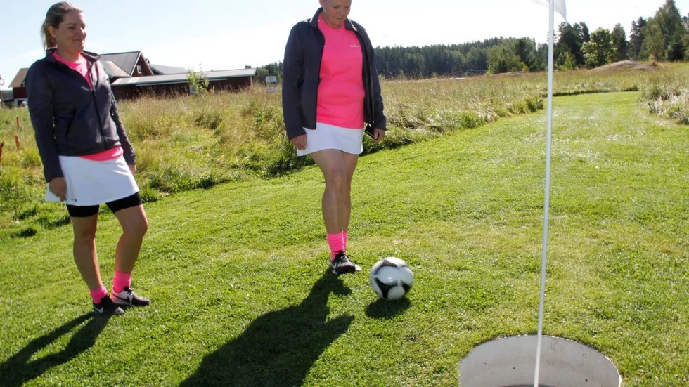 Världselit. Det är EM i Fotbollsgolf i Alunda och de svenska damerna dominerar. Pernilla Nordgren är rankad som världsetta och Caisa Edvinges kommer på andra plats, här värmer de upp inför starten till fredagens damdubbel.