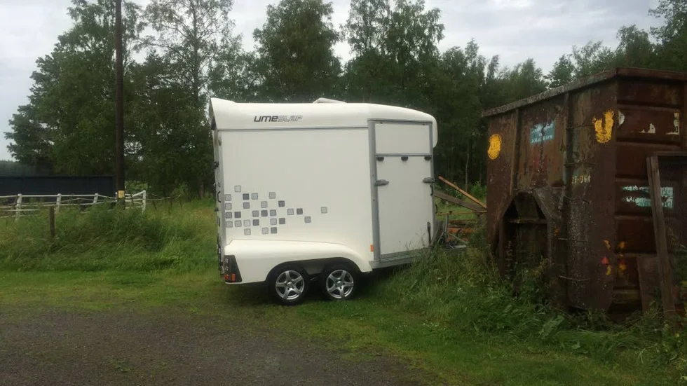 Hästtransporten hade bromsen i men flyttades ändå 7-8 meter av vinden.