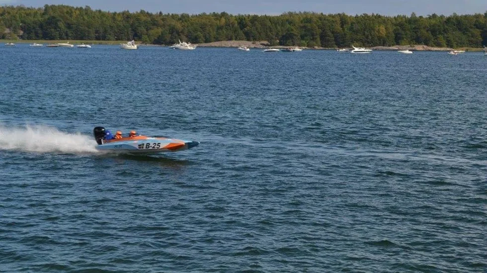 Toppfart. Malin Lange tävlar i klassen 3B och båtens toppfart är 70–75 knop, eller 140–150 kilometer i timmen.