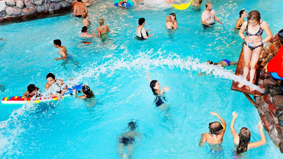 Ingen könsuppdelning. Äventyrsbadet på Fyrishov.