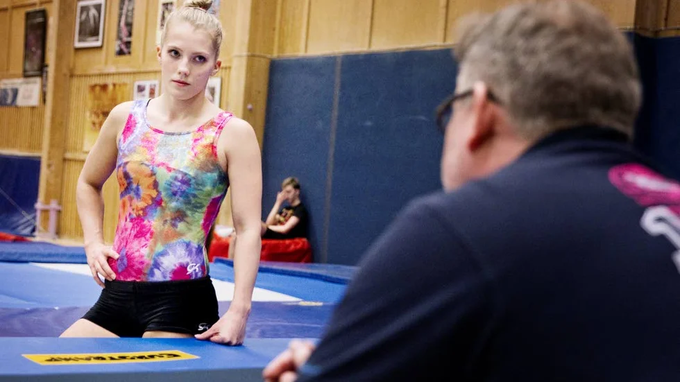 Analays. Lina Sjöberg pratar med tränaren Ulf Andersson om sitt hopp.