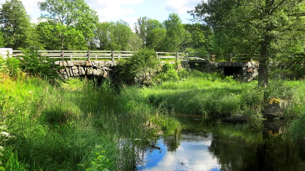 Virvla lilla å. Forsmarksån vid gamla stenbron i Johannisfors. "Där ån är som vackrast."