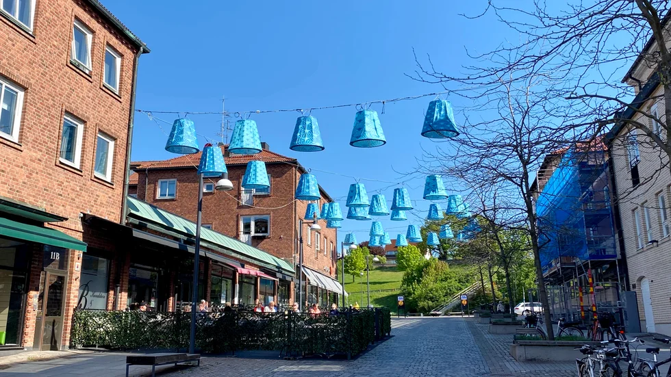 På Repslagaregatan har ny belysning kommit upp i form av blå lampskärmar.