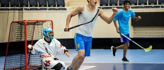 Ensamkommande lär sig spela innebandy