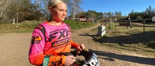 18-åriga Tuva älskar cross – och vill snart ratta en timmerbil 