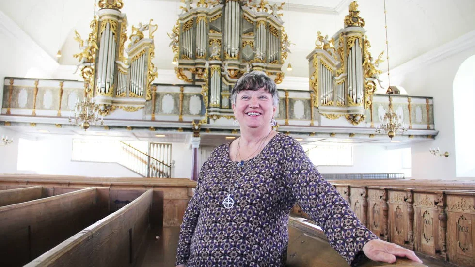 Birgitta Olsson  vid sin livslust Cahmanorgeln som hon tjänstgjort vid i över 40 år.