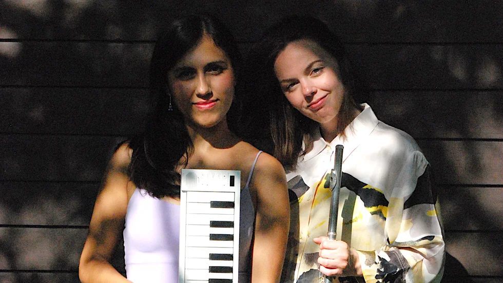 Olga Abasini och Molly Påhlsson i Duo Luz. Namnet Luz (ljus på svenska) syftar till skillnaderna mellan det nordiska och det medelhavska dagsljuset och är en symbol för duons bakgrund.
