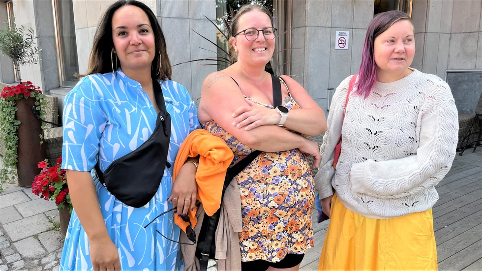 Jasmine Palestro-Pellnor, Sandra Lennerskans och Cajsa Hillgren ska gå in på Café Årummet för en fika.