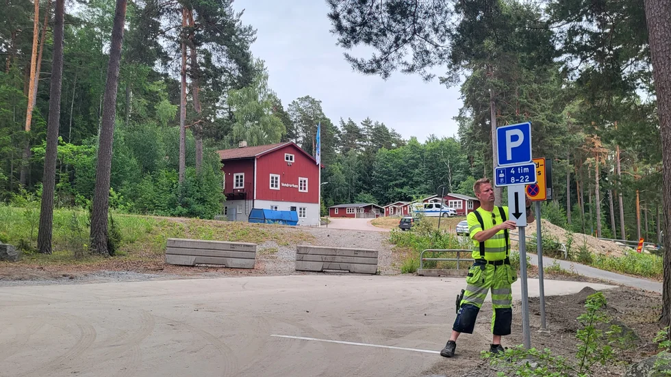 P-skyltarna som sattes upp på Bredsandsparkeringen förra sommaren fick tas ned i vintras. Nu har kommunen beslutat om nya parkeringsreger för parkeringen ovanför Bredsandsbadet.