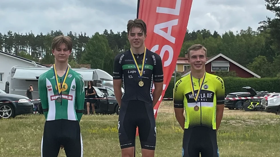 Alfred Larsson på pallen efter att ha cyklat hem SM-bronset i tempo. Nu väntar fler äventyr för Maif-talangen.