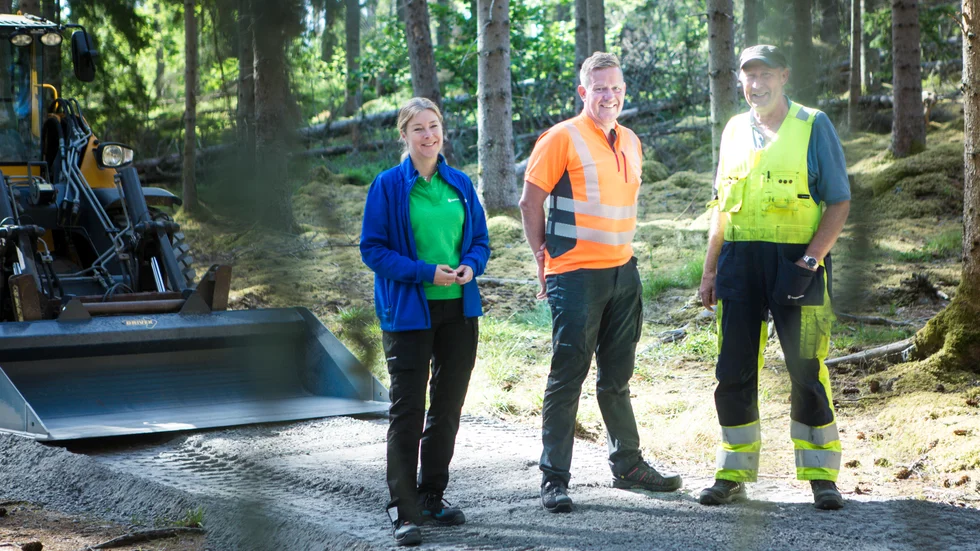 I satsningen på friluftsområdet vid Krämbol ingår tillgänglighetsanpassning av Krämbolsleden. Från vänster Jenny Herbertsson, Robert Henriksson och Urban Svensson
