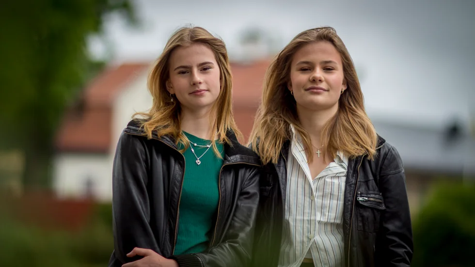 "Det har aldrig varit ett tvång. Det måste alltid vara att man själv väljer det, och vi har insett att det är jätteroligt", säger Nina, till vänster, om att de båda har valt att spela blåsinstrument. 