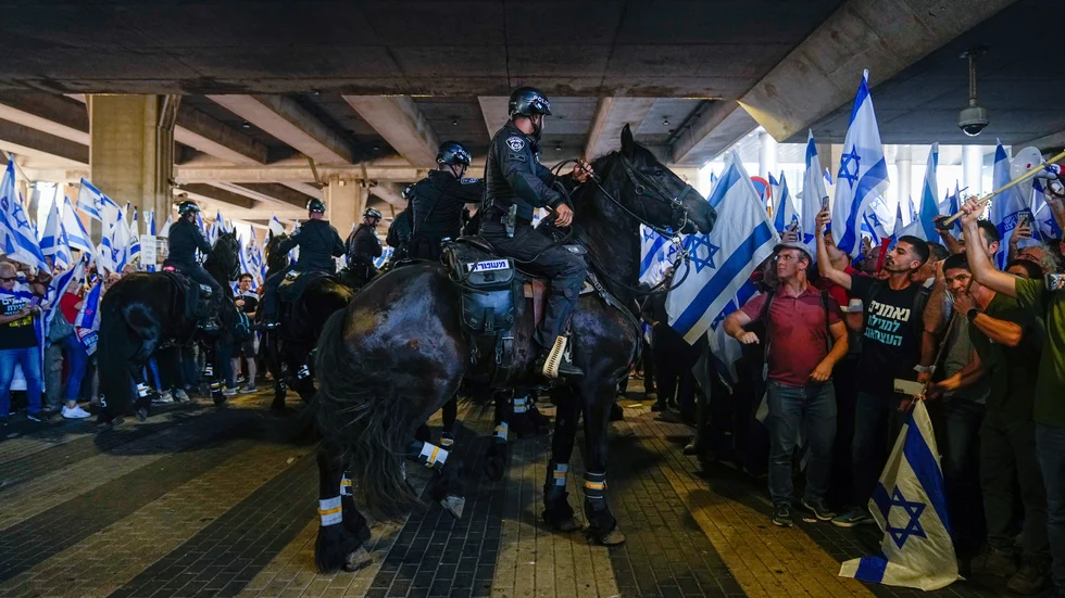 Ridande polis skingrar demonstranter som blockerar ingången till Ben Gurion-flygplatsen i Tel Aviv.