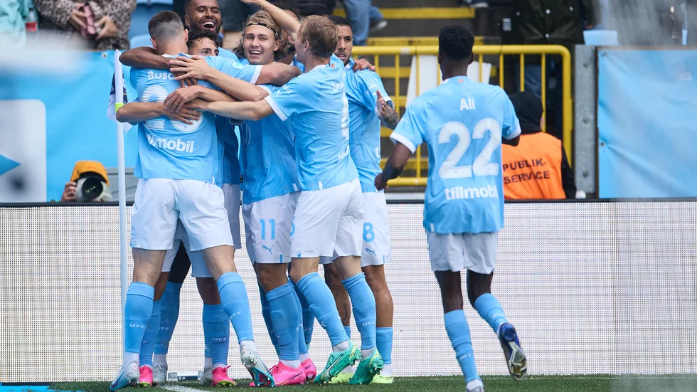 Malmö FF:s Isaac Kiese Thelin jublar med lagkamrater efter hans 1–0-mål hemma mot Sirius i den allsvenska omstarten.