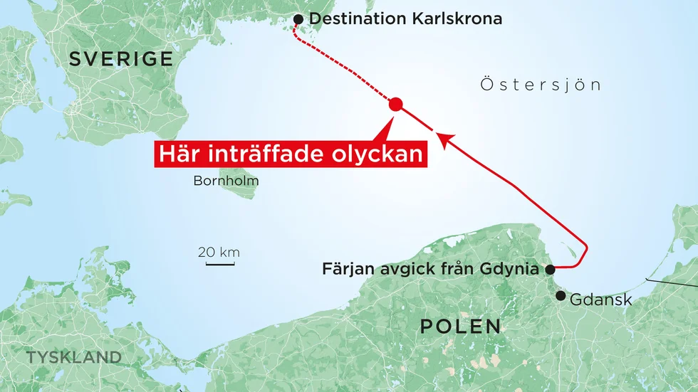 Larmet kom in på torsdagseftermiddagen om att två personer fallit överbord från Stena Spirit som var på väg från Polen till Karlskrona.