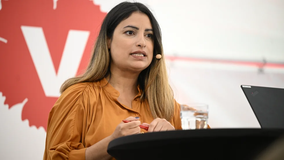 Vänsterpartiets Nooshi Dadgostar under pressträffen i Almedalen.