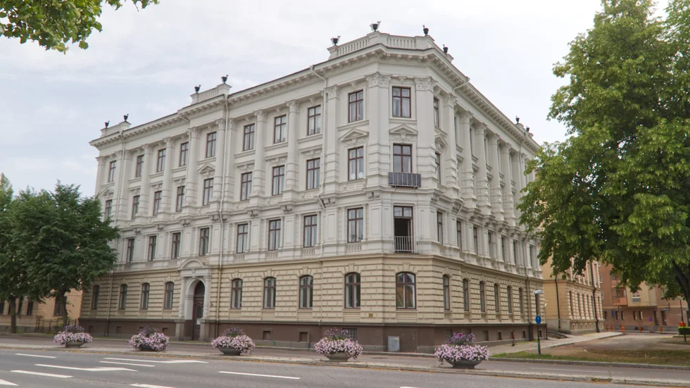 Överstehuset vid Järnvägsgatan. Byggnaden uppfördes 1889-1890. Tanken var att man med denna pampiga byggnad skulle imponera på de som åkte förbi med Linköping med tåg.