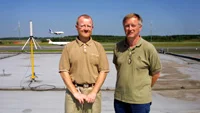 Sven Westerblad och Lars Hedblom flyttar från den gamla flygkontrollcentralen vid Arlanda.