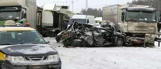 E 4 avstängd efter krockar - ''Som att köra in i en vägg''