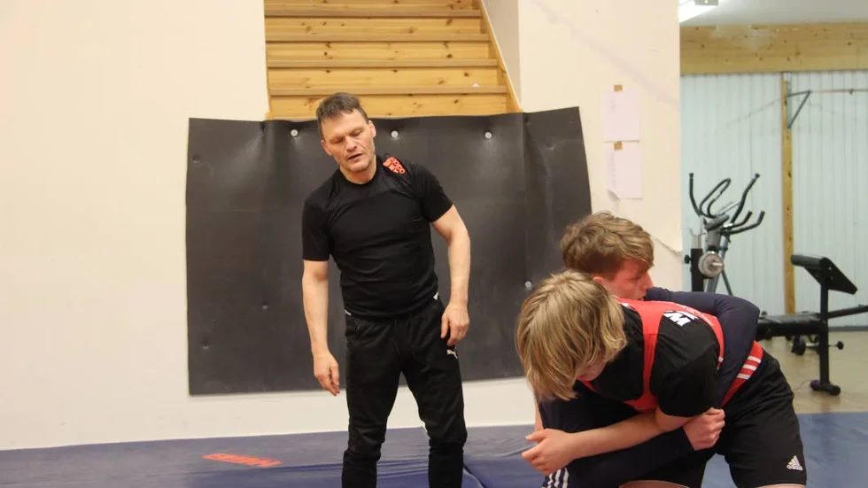 Noggrann. Tränaren Sonny Davidsson är engagerad.