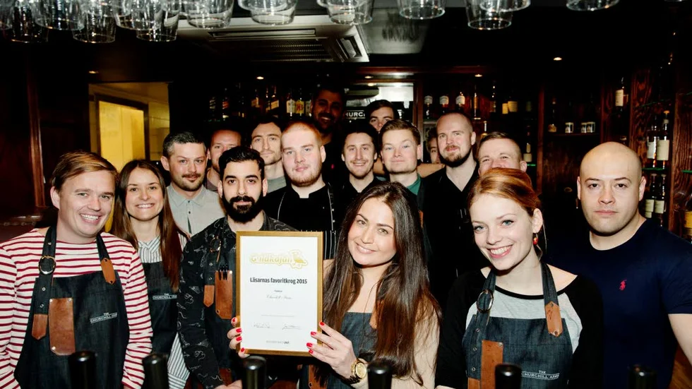 Favoriter 2015! Delar av personalen på Churchill Arms samlades för att ta emot priset, som på bilden hålls av  Fati Haddadi, servitris och bartender.