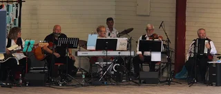 Papa Dee och folkdans på scenen