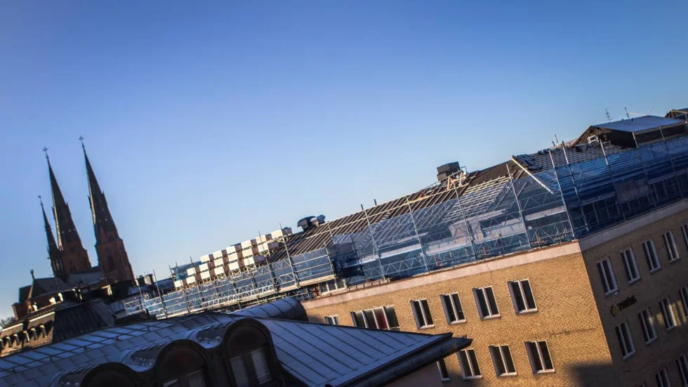 På en av Vasakronans kommersiella fastigheter i centrala Uppsala höll plåttaket på att rosta. Nu har man bytt ut plåten mot 430 kvadratmeter takpaneler med integrerade solceller.