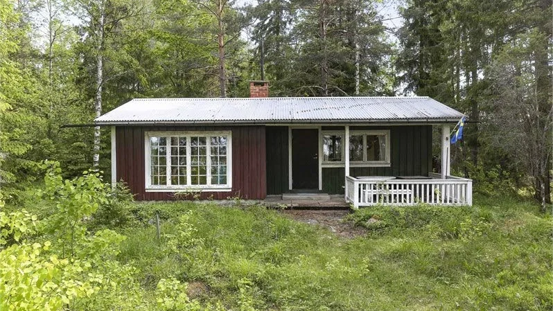 Den bostad som lockade flest besökare på Hemnet i förra veckan var ett sjönära fritidshus i Hargshamn på 35 kvadratmeter.