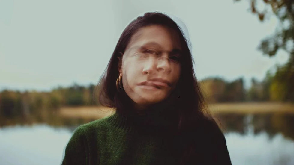 Francesca Vincentie framför en musikalisk saga om att hitta rätta stigen hem.