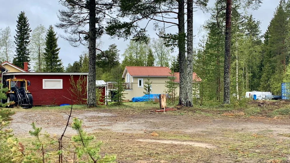 Catrin Johnson från samfällighetens styrelse anser att föreningen måste ta kostnaden för att återställa tomten, inte den den som är ansvarig träder fram. "De får ta ett lån eller höja vägavgiften så att alla får stå ekonomiskt till svars, för det är någon av föreningens medlemmar som är skyldig till det här."