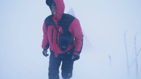 Vädret verkar bli bra i påsk. Inte som här där Anders Bergwall 2016 kämpar sig fram i stormen. Men han betonar ändå vikten av att ordentligt läsa väder- och lavinprognoser och inte bara titta på symbolerna på kartan i telefonen.