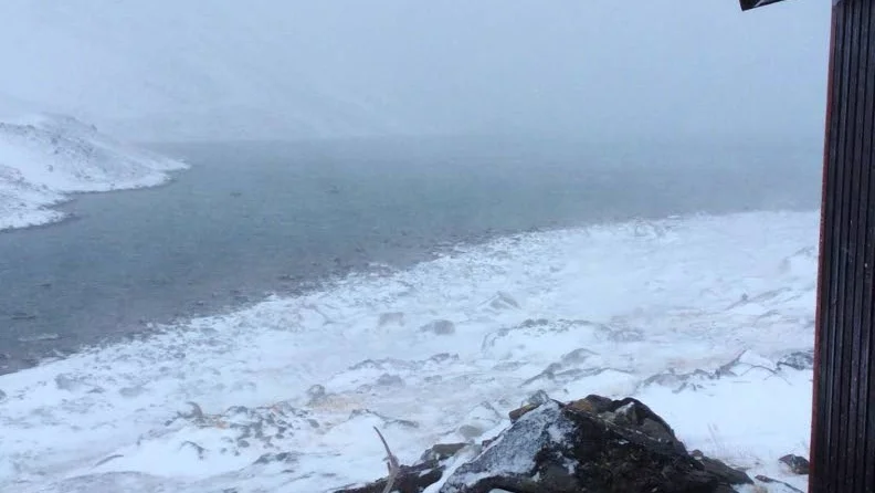 "Snön blåser undan på stentopparna och fylls i dalarna", säger Lars Häger, stugvärd i Tarfala.