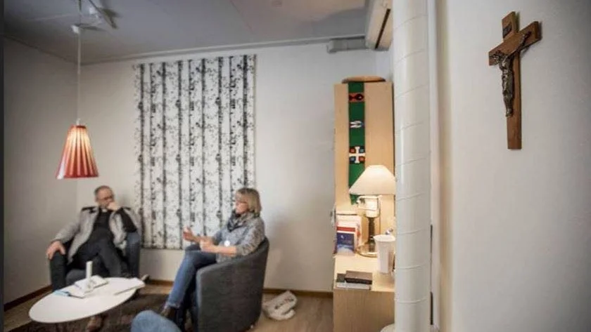 Mats Björk och Anna-Stina Eriksson, kyrkoherde och diakon i Svenska kyrkan, är alltid noga med att informera asylsökande som vill konvertera till kristendomen, om att det kan innebära en risk om de skickas tillbaka till sitt hemland.