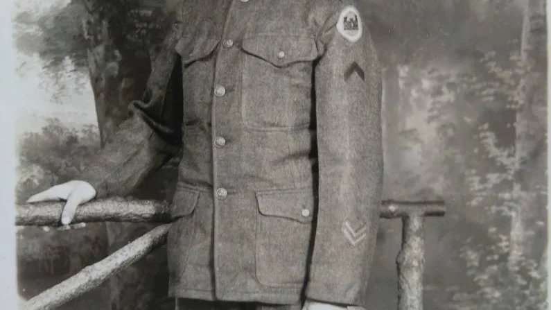 Victor Andersson från Rosvik, veteran från första världsdkriget, iklädd amerikansk  uniform. Bilden är tagen i en fotoateljé någonstans i Frankrike 1918.