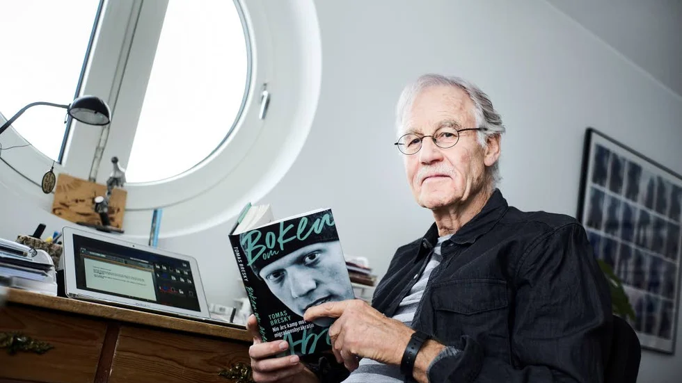 Det är en ond berättelse med gott slut journalisten och författaren Tomas Bresky förmedlar i Boken om Abed. Nio års kamp mot migrationsbyråkratin, menar Kurirens recensent.