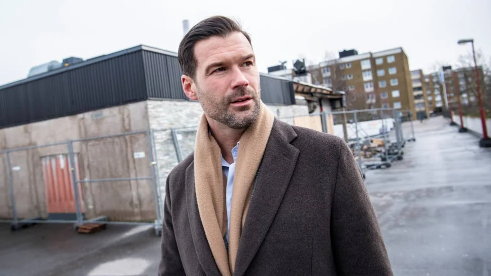 Moderaternas rättspolitiska talesperson Johan Forssell passerar en restaurang som sprängdes i Rosengård i Malmö.