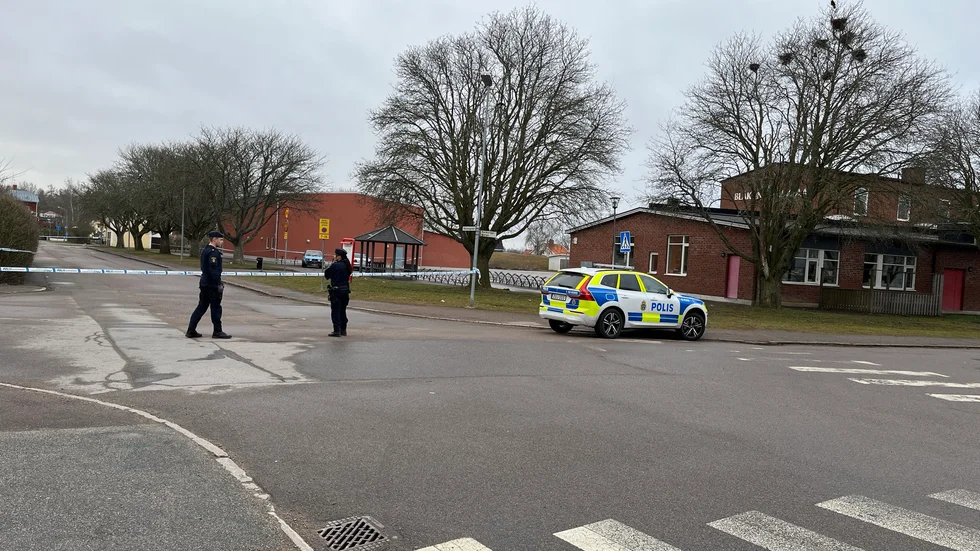 På kvälllen den 11 april i år blev en ung man knivskuren vid Blåklintskolan i Mjölby. Nu har en 17-årig pojke åtalats för mordförsök. 