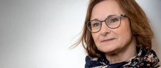 Elever äter lunch på papptallrikar