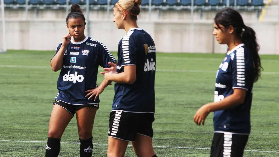 Marie Yasmine Alidou D´Anjou (till vänster) är spelklar och aktuell för spel mot Hammarby.