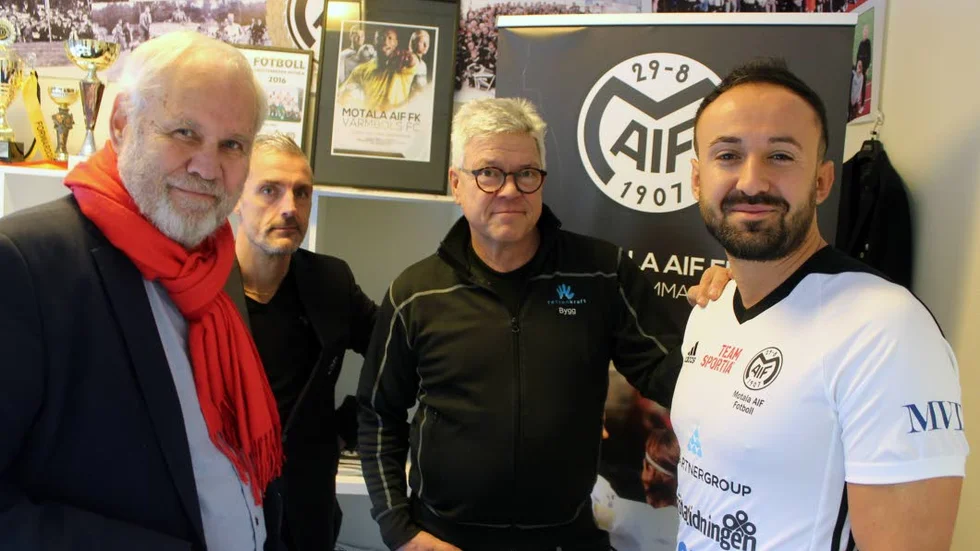 NY KLUBB. Maifledningen med Hans Orrenius, Mikael Larsson och Stellan Axelson visar Vladan ladan både gamla och nya framgångar för klubben.