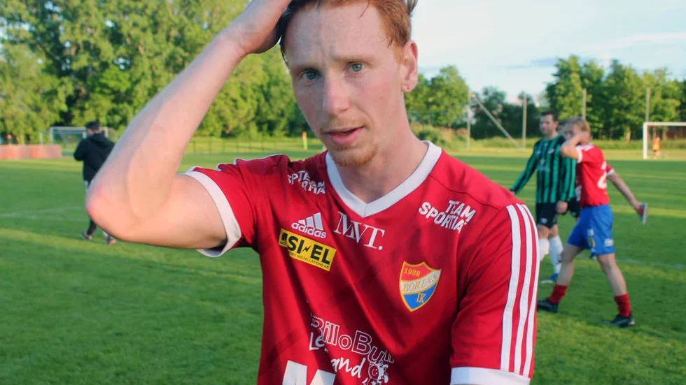 MÅLSKYTT. Johan Rosenqvist gjorde mål på straff, men Boren förlorade hemma med hela 1–6 mot Derby. En besvikelse för Motalalaget.