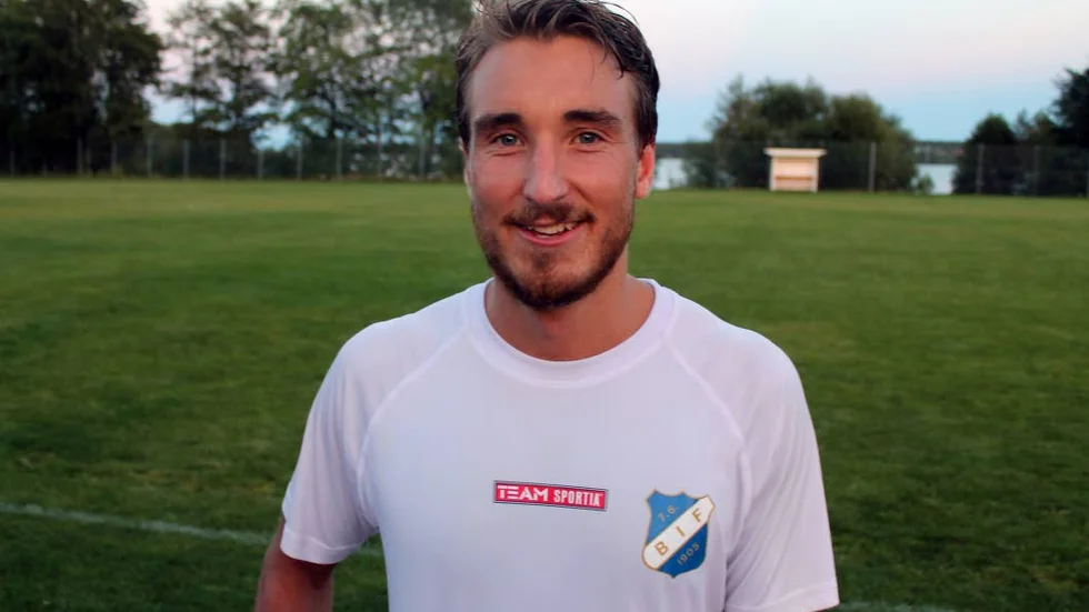 MÅLSKYTT. Alexander Fridlund gjorde mål och Boxholm vann mot Boren i Motala. Bif tog greppet i toppstriden.