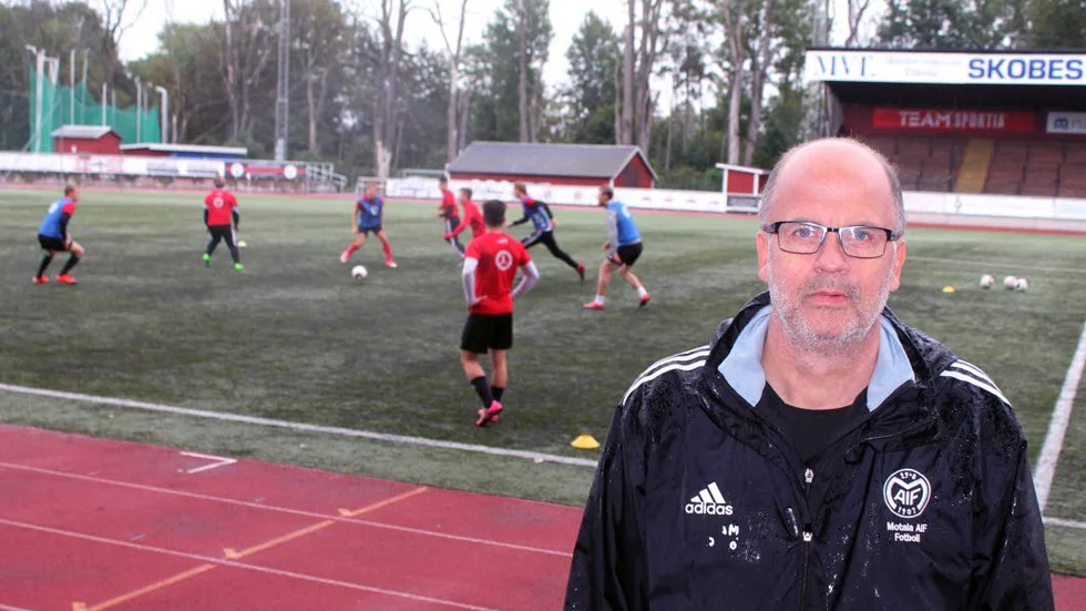 LÄRARE. Bosse Johansson, som tränar Motala AIF:s A-lag, är även instruktör på fotbollsgymnasiet.
